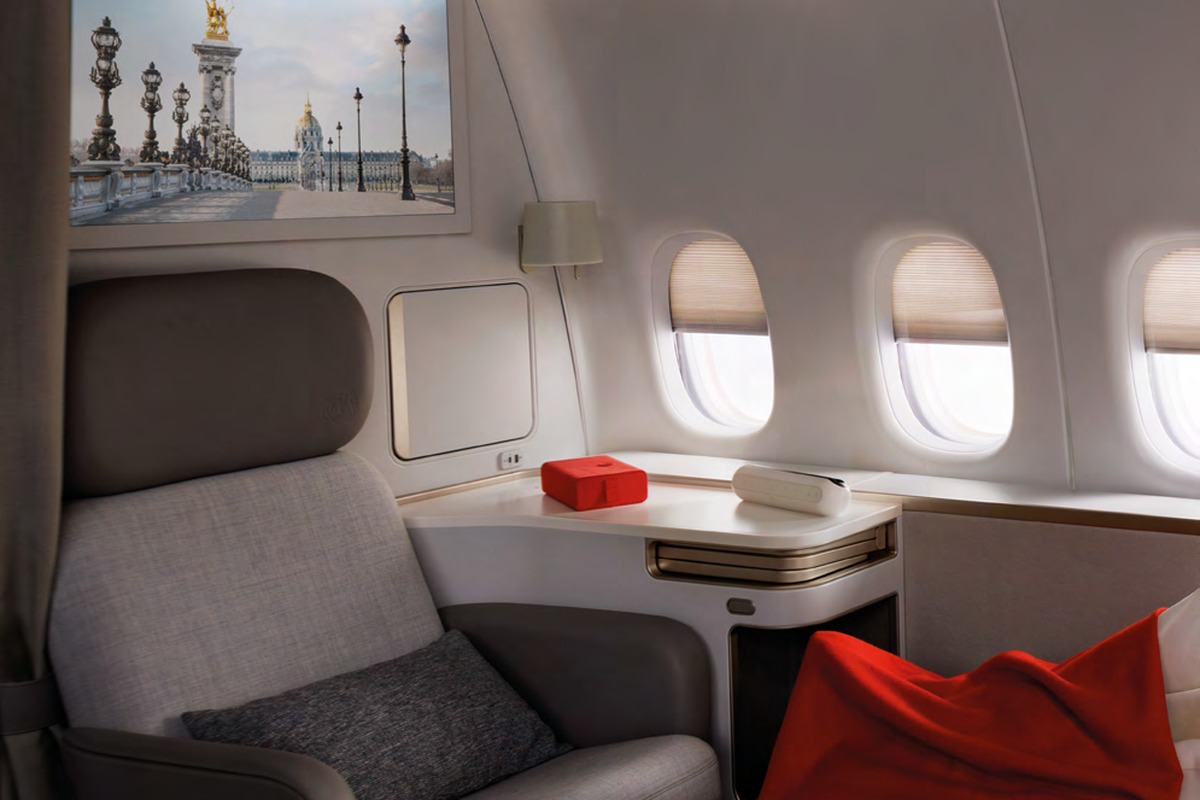 Air France La Première single suite wide angle — seat, chaise longue, two windows, 32-inch screen showing Paris